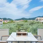 Iliomagic Luxury Ξενοδοχείο με διαμερίσματα 3*